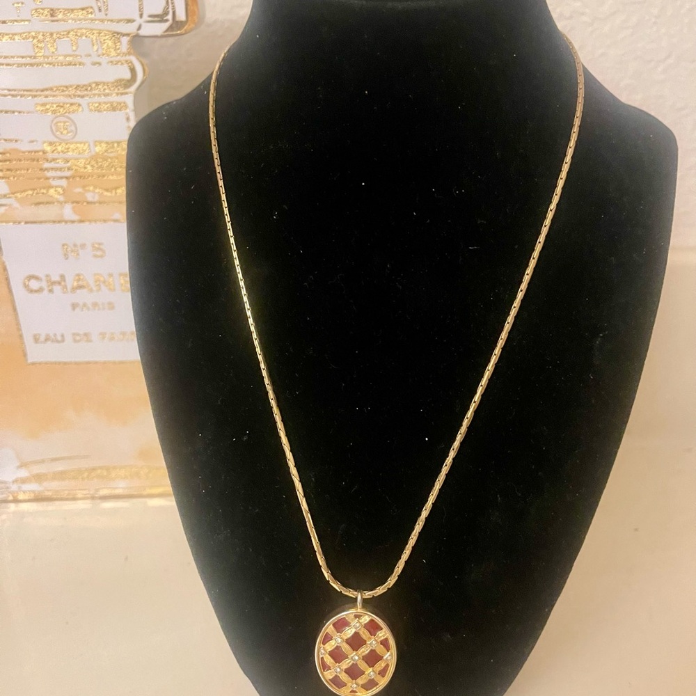 Vintage Givenchy 1980 Lattice design gold plated with red enamel necklace - Picture 8 of 8